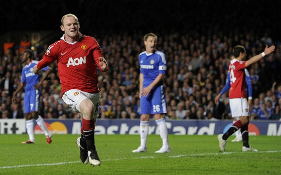 ZNOVUZROZENÝ. Po hattricku v anglické lize se jako znovuobjevený stelec Manchesteru United zjevil Wayne Rooney i v utkání Ligy mistr proti Chelsea. Byl to on, kdo otevel skóre.