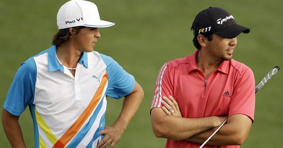 NA TETÍHO. Rickie Fowler (vlevo) a Jason Day ekají, a jejich parák Rory McIlroy odpatuje - druhé kolo Masters 2011.