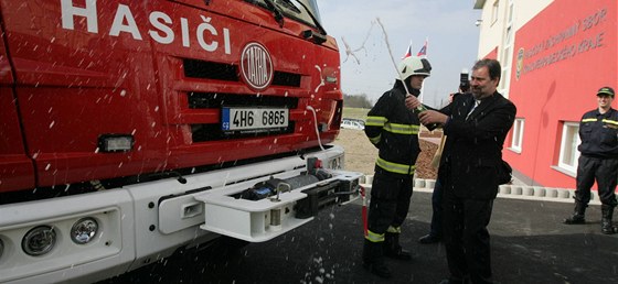 Radek John otevírá hasiskou zbrojnici v Rychnov nad Knnou (7. dubna 2011)
