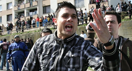 Romové na sídliti Marov protestovali v lednu 2011 proti pochodu DSSS Krupkou.