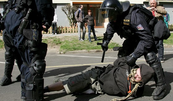 Policie rozhání blokádu pochodu dlnické strany v Krupce (9. ledna 2011)