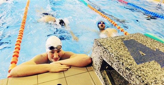 Plavkyn Lenka trbová trénuje v chrudimském bazénu.