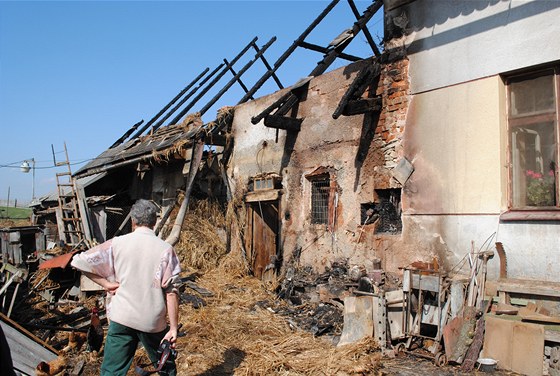 Zniená stodola po poáru v Sobtuchách na Chrudimsku.