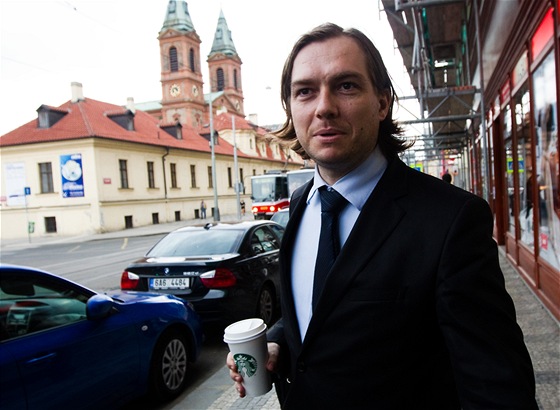 Michal Babák vzdal kandidaturu na pedsedu VV poté, co média zaala rozebírat jeho peníze. Babák byl tdrým sponzorem strany.