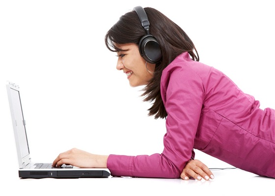 Hudbu přes internet můžete poslouchat i zadarmo