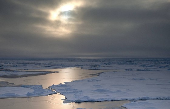 Ledovcové plochy Arktidy mizí v hlubinách oceánu.
