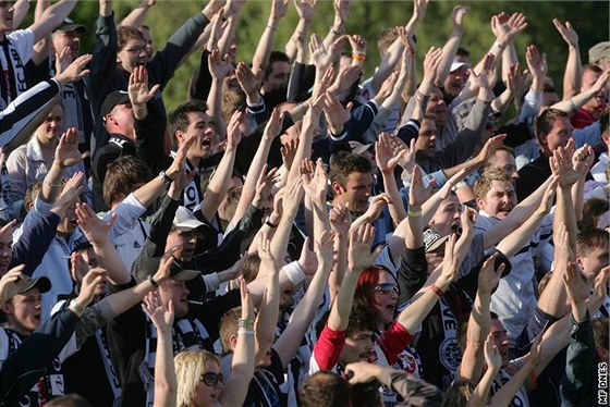 Fanouci Hradce Králové oslavují postup svého oblíbeného týmu do první ligy.