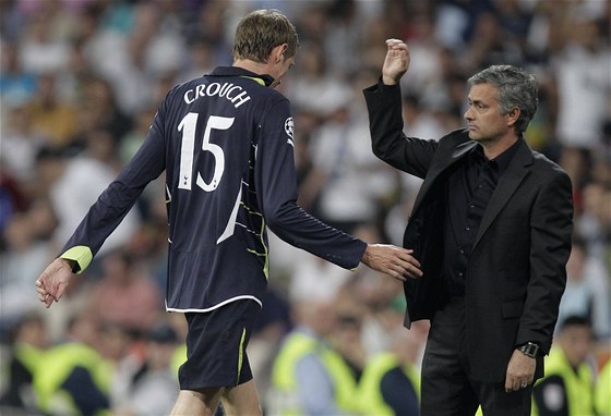 DÍKY, KAMARÁDE. José Mourinho, trenér Realu Madrid (vpravo), si plácá s vyloueným Peterem Crouchem z Tottenhamu.
