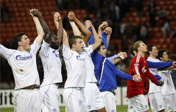 SLAVNÁ VÝHRA. Hrái Schalke slaví s fanouky vítzství.