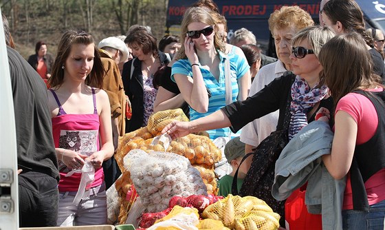 Farmáské trhy na parkoviti u zahradnictví Fier na Roudné v Plzni. 