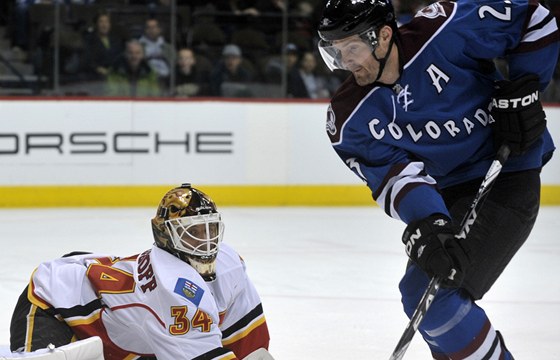 Coloradský útoník Milan Hejduk (vpravo) v anci ped gólmanem  Miikkou Kiprusoffem z Calgary.