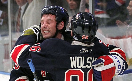 Václav Prospal (vlevo) z New York Rangers se raduje z jednoho ze svých dvou gól v duelu s Bostonem spolen s Wojtekem Wolskim. 
