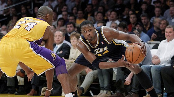  C.J. Miles z Utahu (vpravo) se chystá vyzrát na bránícího Kobeho Bryanta z Los Angeles Lakers.