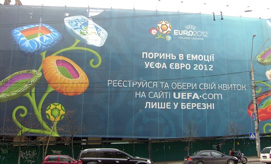 Skelet rozestavného fotbalového stadionu v Kyjev zdobí obí reklamní plachta pipomínající, e se zde u za 14 msíc má hrát EURO.