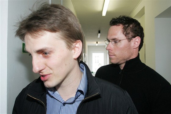 Hokejistu Radka Dudu (vpravo) soud odsoudil za napadení dchodce ke tem msícm s podmínkou.