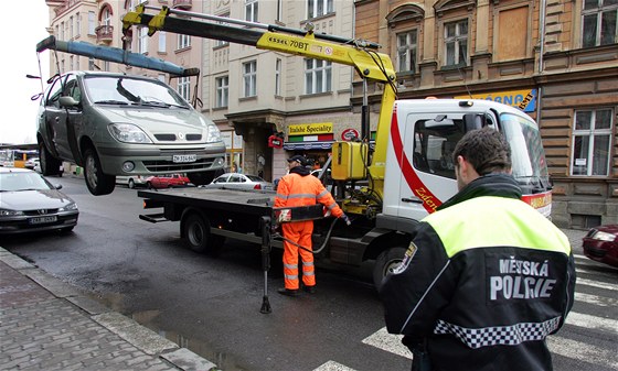 (ilustrační snímek) Odtažení auta v Praze nově přijde na 1 900 korun.