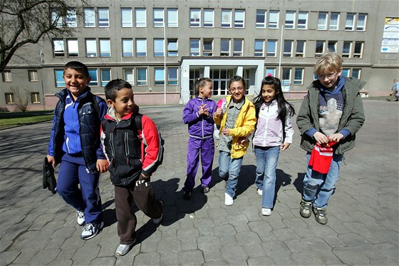 Počet dětí v "romské" škole se po ohlášeném slučování snižoval až na 103 v roce 2012. Rozprchly se pak celkem rovnoměrně do zbývajících šesti škol.
