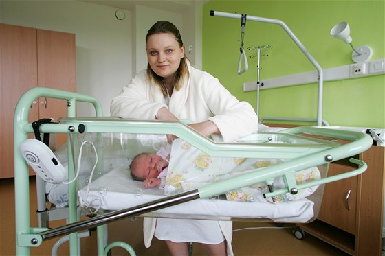 Veronika Matulová z Prahy porodila v ostrovské nemocnici v úterý holiku Anetku.