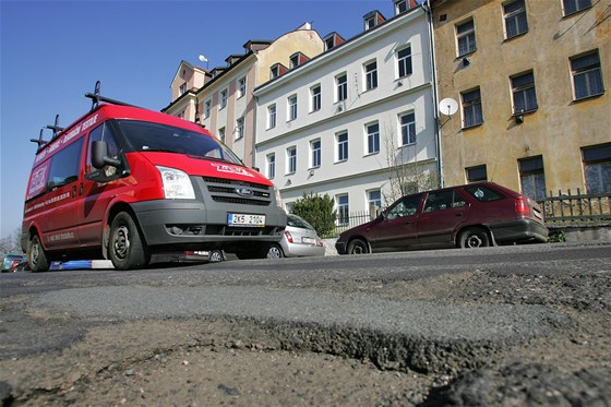 Karlovartí idii si stují na velmi patný stav vozovky Na Vyhlídce.