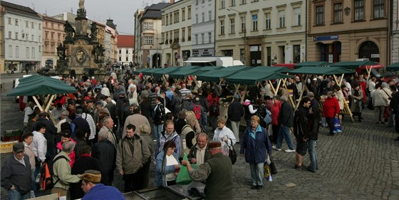 V Olomouci a umperku bylo poprvé moné zajít na farmáské trhy. Na olomoucké Dolní námstí (na snímku) pilákaly i pes pátení datum konání zástupy lidí.