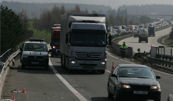 Nehoda nákladního automobilu a autobusu na 155. kilometru D1 poblíž Velké Bíteše ve čtvrtek dopoledne zastavila provoz ve směru na Prahu. Havárie se obešla bez zranění. Ilustrační foto.