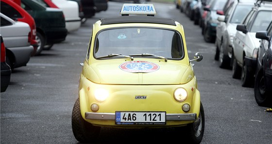 V autokole má dnes strávit za volantem aspo 28 hodin. ák má vyzkouet rzné jízdní situace, i jízdu v noci.