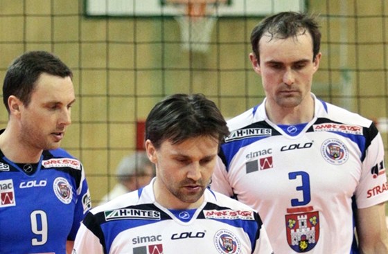 TROJNÁSOBNÉ ZKLAMÁNÍ. Benátetí volejbalisté (zleva) Petr Habada, Vladimír Nmeek a Pavel Starý.