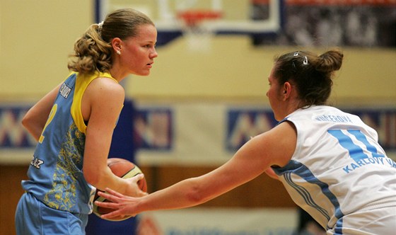 Markéta Bednáová (vlevo) v dresu USK Praha.