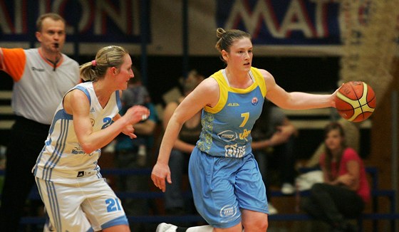 Amerianka Lindsay Whalenová (vpravo) po pti letech opoutí tým USK Praha