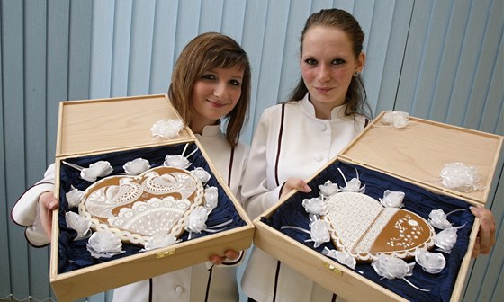 Cukráky Marie Kolínková a Aneta Malíková (vpravo) s perníkovými srdci pro britského prince Williama a snoubenku Kate Middletonovou.