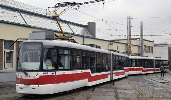  Dopravní podnik msta Brna pedstavil 17. záí novou tramvajovou soupravu vzniklou spojením dvou voz typu Vario LF2R.E.