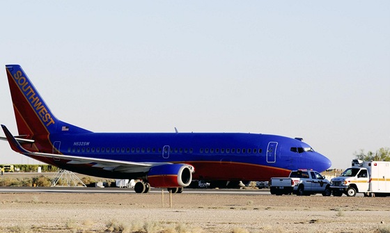 Letadlo americké spolenosti Southwest Airlines muselo nouzov pistát v Arizon, v trupu se objevila dvoumetrová díra. 
