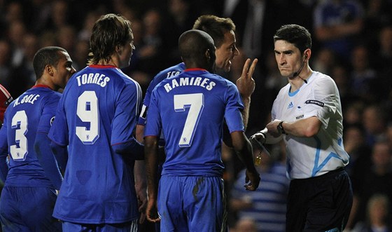 MODRÁ ZLOBA. Hrái Chelsea pesvdují sudího, e zákrok na Ramirese byl penaltový.