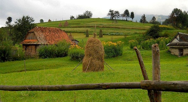 Krajina v okolí Podobovce dokazuje, �e za poznáním lidového �ivota není t�eba hledat skanzeny.