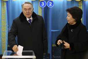 Kazaský prezident Nursultan Nazarbajev u voleb (3. dubna 2011)