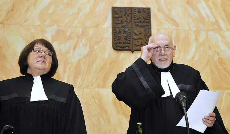 Eli�ka Wagnerová a Pavel Rychetský p�i jednání Ústavního soudu o Lisabonské smlouv� v Brn�. (3. listopadu 2009)