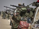 Libyjtí rebelové zamují Kaddáfího pozice u msta Briga (4. dubna 2011)