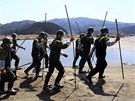 Záchranái hledají tla Japonc zabitých vlnou tsunami  (5. dubna 2011)