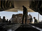 Rebelové v Benghází vykládají humanitární pomoc z Jordánska (4. dubna 2011)