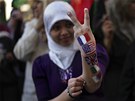 Mladá Libyjka v Benghází dkuje mezinárodní koalici za nálety na Kaddáfího (1. dubna 2011)