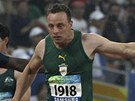 Jihoafrický sprinter Oscar Pistorius (vpravo) dobíhá do cíle v závod na 100m na paralympiád v Pekingu.