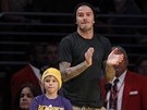 FOTBALOVÁ HVZDA NA BASKETU. David Beckham a jeho syn Romeo sledují duel LA Lakers proti Dallasu.