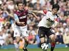  Scott Parker z West Hamu (vlevo) stíhá rychlíka Park Ji-Sunga z Manchesteru United.
