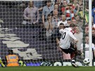 S PEHLEDEM. Promnil penaltu kanonýr Manchesteru Wayne Rooney. Branká West Hamu Robert Green neml anci.