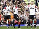 Wayne Rooney (vpravo) píjmá gratulace spoluhrá z Manchesteru United. Uprosted je Darron Gibson, vlevo Chris Smalling. 
