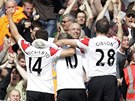 Fotbalisté Manchesteru United slaví gól s fanouky. Zleva Hernández, Rooney, Gibson.