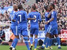 VYROVNÁNO. Fotbalisté Chelsea oslavují branku Didiera Drogby (vpravo).