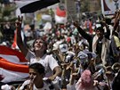 Protivládní demonstranti v Jemenu tímají národní vlajky