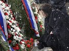 Manelka nynjího polského prezidenta Bronislawa Komorowského Anna zapaluje svíku za tragicky zesnulé pi nehod ve Smolensku