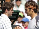 Gilles Simon (vlevo) oznamuje Rogeru Federerovi, e tvrtfinále turnaje v Miami kvli zranní skreuje